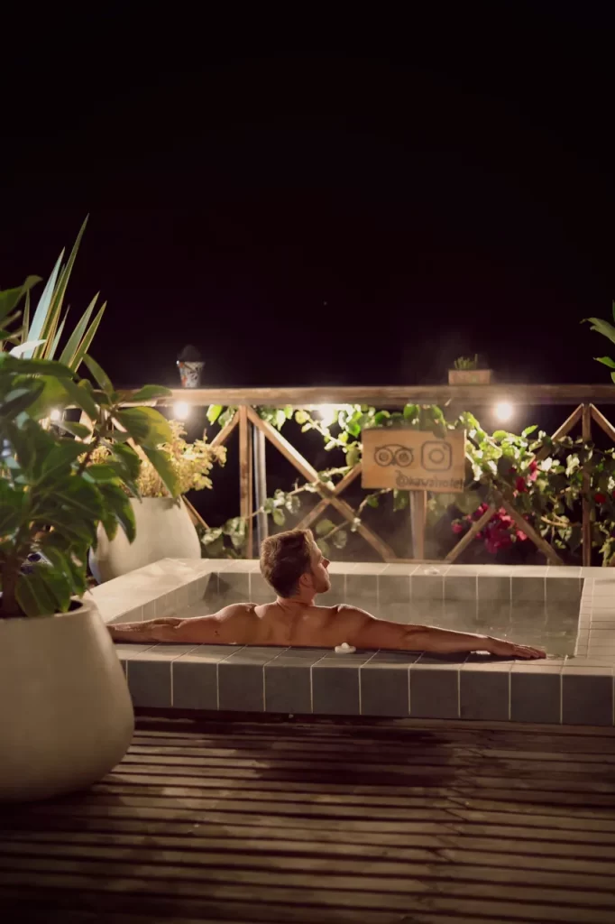 persona en jacuzzi en el mejor hotel de salento quindio